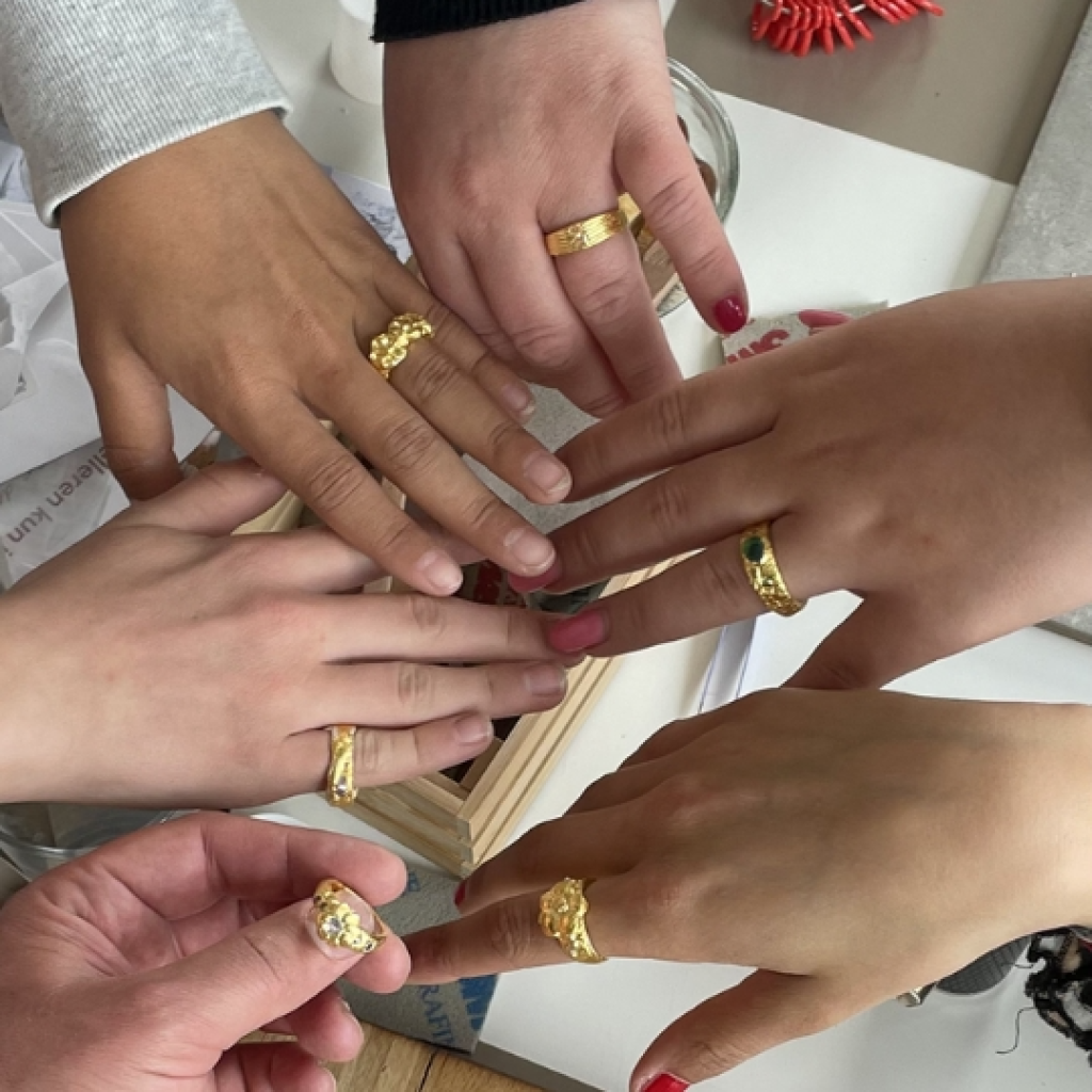 Maak een ring met zilverklei