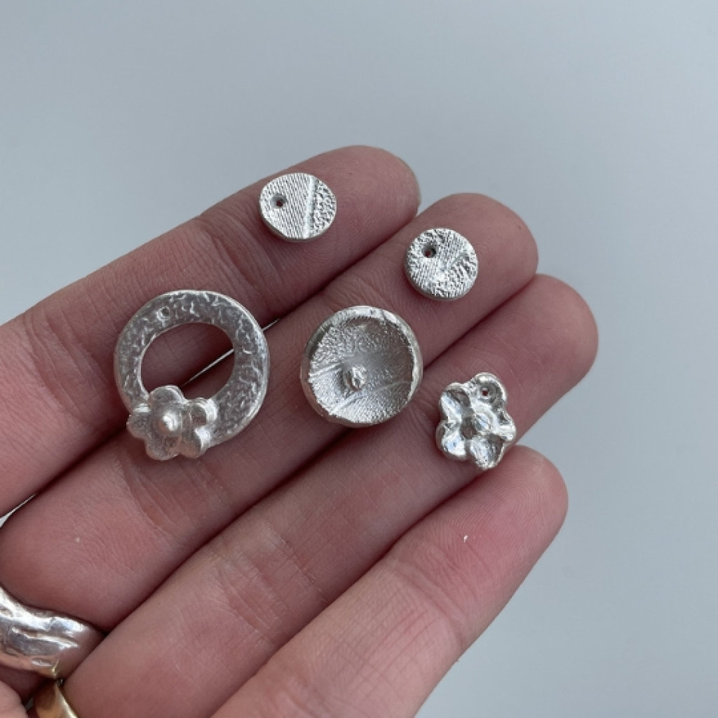 Bedeltjes maken van zilverklei Enschede