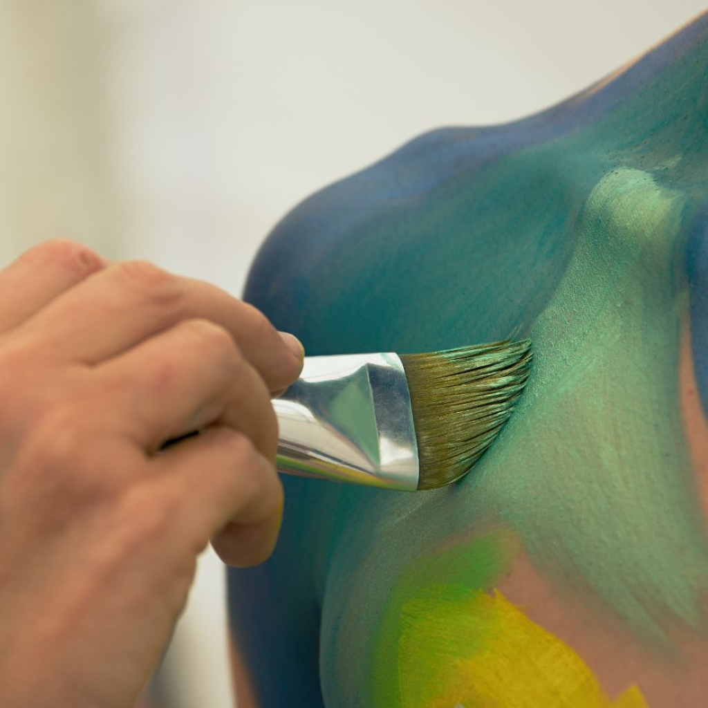 Bodypaint een naakte man
